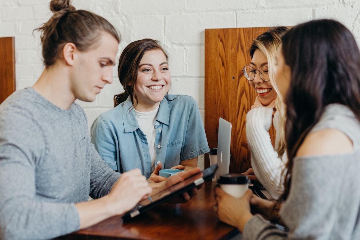 Personnes collaborant dans un café local